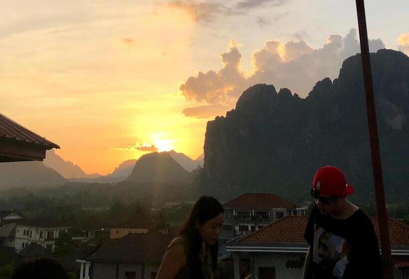 اتاق استاندارد با چشم‌انداز کوهستان, Easy Go Backpacker Hostel