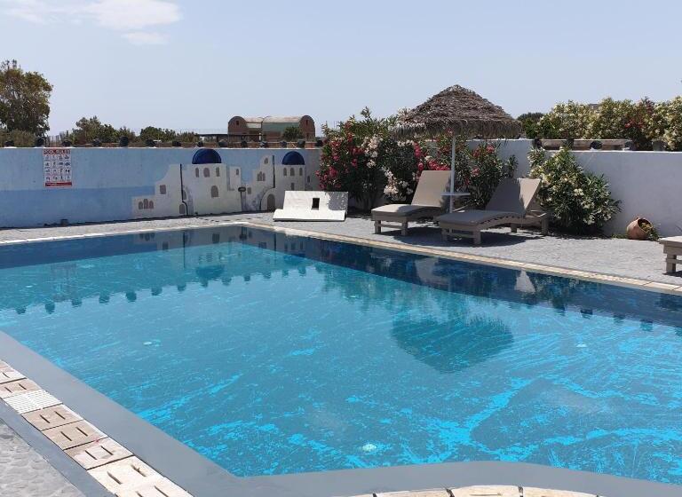 اتاق استاندارد سه تخته با چشم‌انداز استخر, Sagma Central Rooms