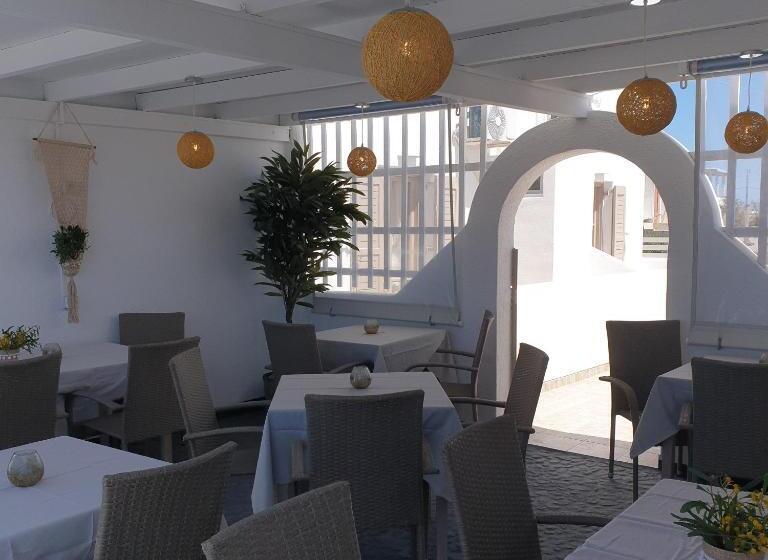 اتاق استاندارد با چشم‌انداز استخر, Sagma Central Rooms