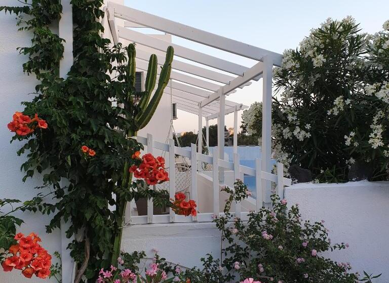 اتاق استاندارد سه تخته با چشم‌انداز استخر, Sagma Central Rooms