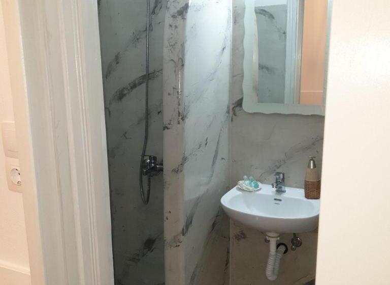 اتاق استاندارد سه تخته با چشم‌انداز استخر, Sagma Central Rooms