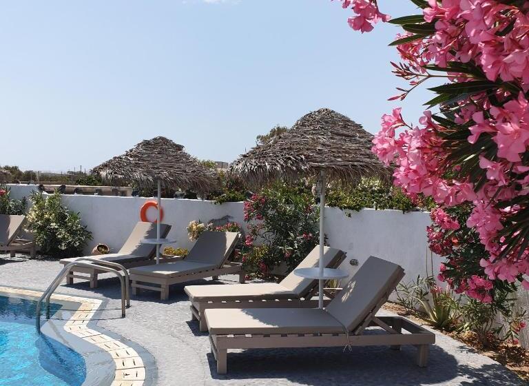 اتاق استاندارد با چشم‌انداز استخر, Sagma Central Rooms