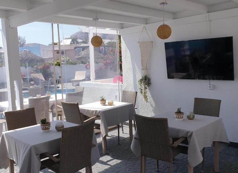 اتاق استاندارد با چشم‌انداز استخر, Sagma Central Rooms