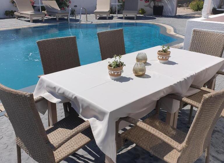 اتاق استاندارد با چشم‌انداز استخر, Sagma Central Rooms