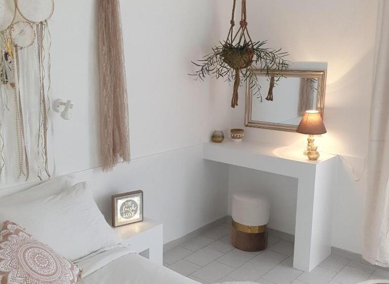 اتاق استاندارد با چشم‌انداز استخر, Sagma Central Rooms