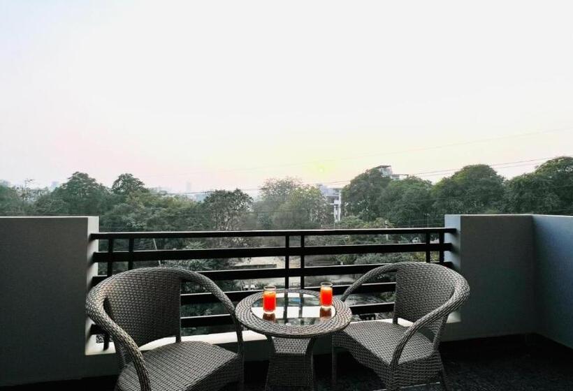 اتاق لوکس با بالکن, Zen Medicity   Hotel & Serviced Apartments Gurgaon