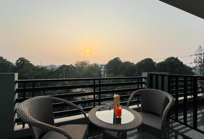 اتاق لوکس با بالکن, Zen Medicity   Hotel & Serviced Apartments Gurgaon
