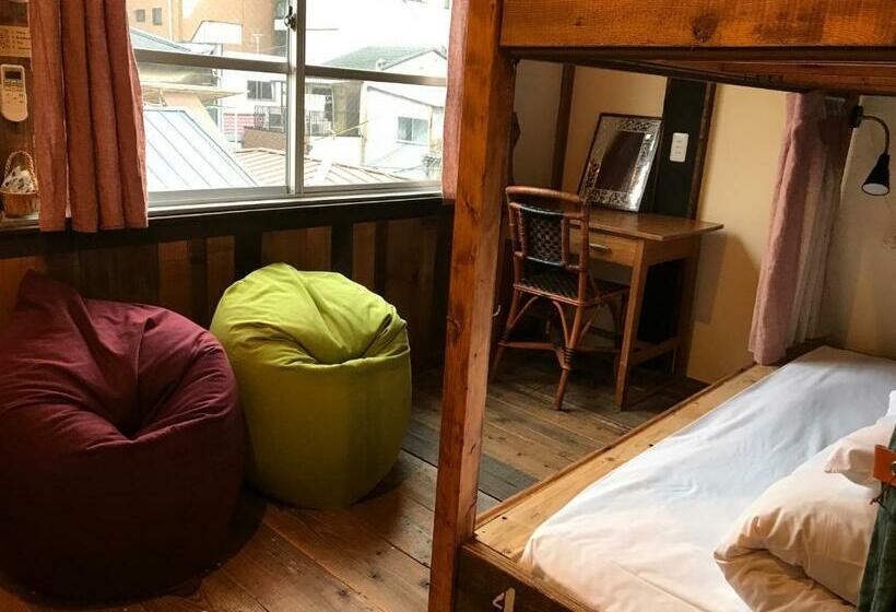 Четырехместный номер эконом класса с общей ванной комнатой, The Pax Hostel