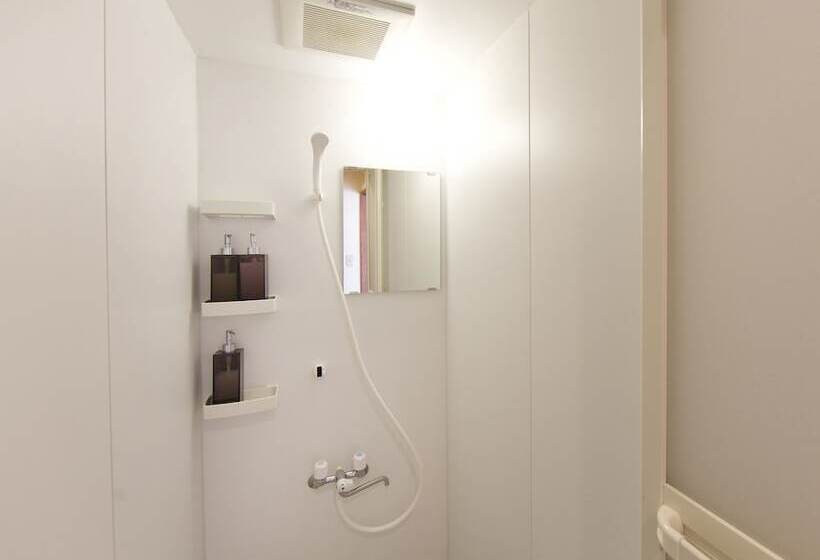 Четырехместный номер эконом класса с общей ванной комнатой, The Pax Hostel