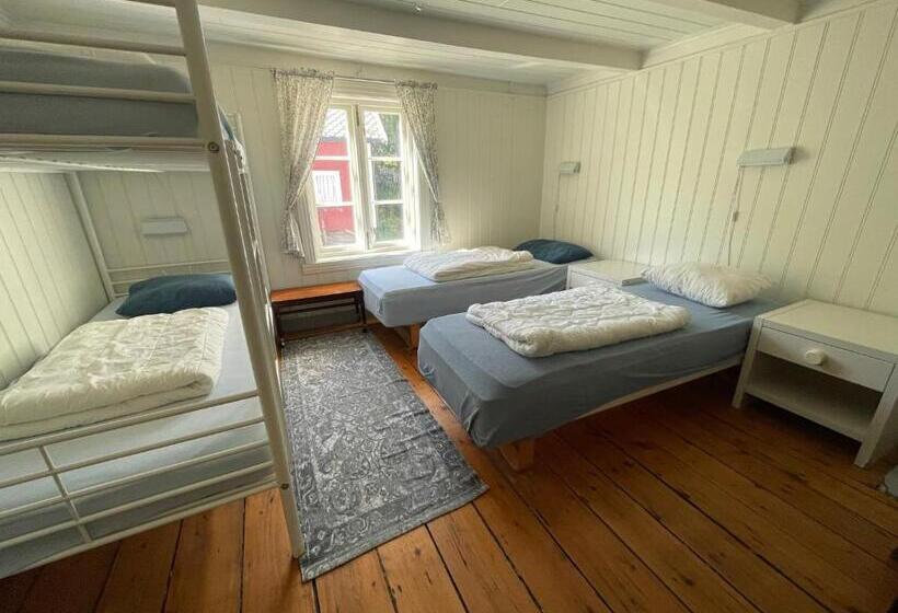 Четырехместный номер эконом класса с общей ванной комнатой, Lofoten Budget Hostel