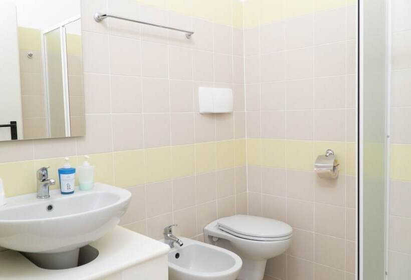 اتاق استاندارد چهار تخته, Muma Hostel