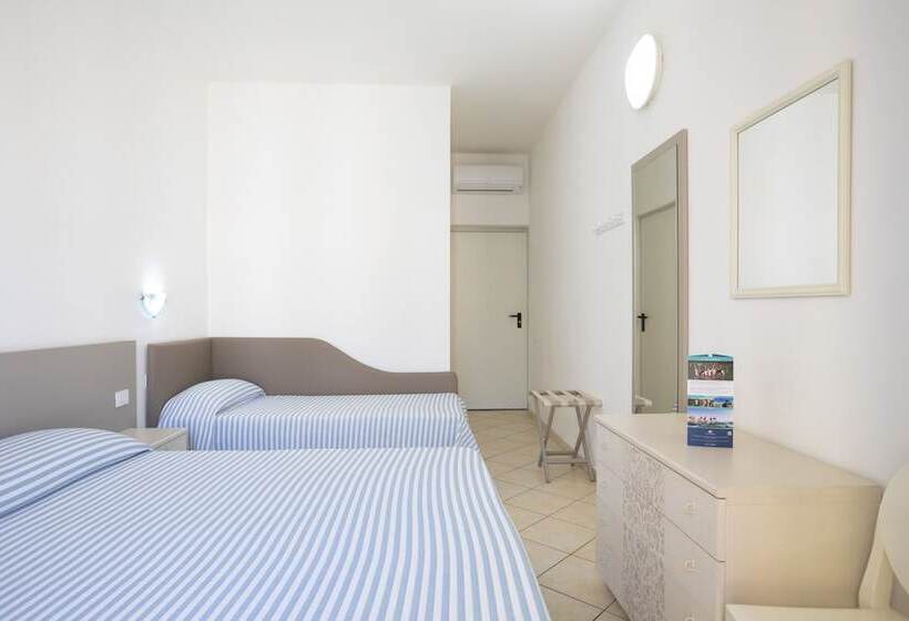 اتاق استاندارد سه نفره, Muma Hostel