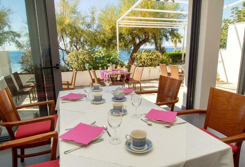 Апартаменты 1 Спальня Вид на Море, Beachfront Villa Mediteran