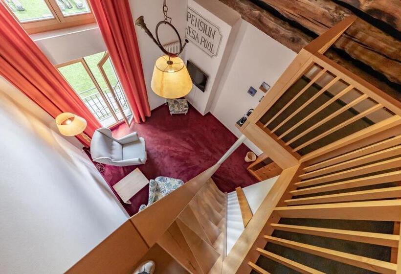 주니어 스위트, Chesa Pool