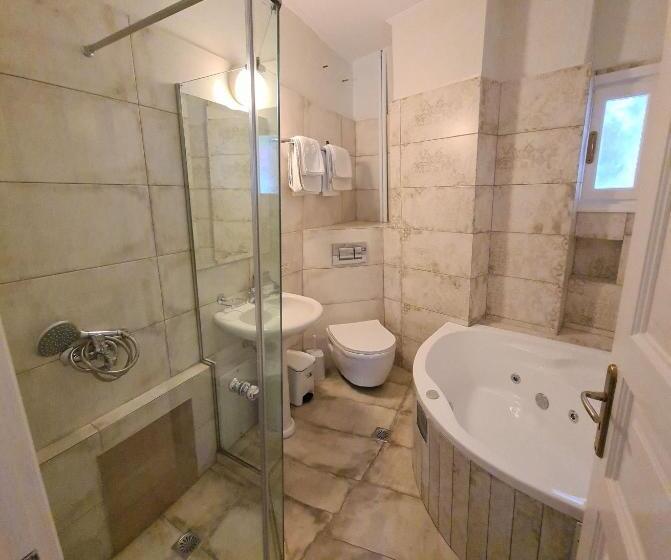 اتاق استاندارد با وان آب گرم, Kastro