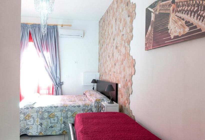 اتاق استاندارد سه نفره, Megaride Santa Lucia