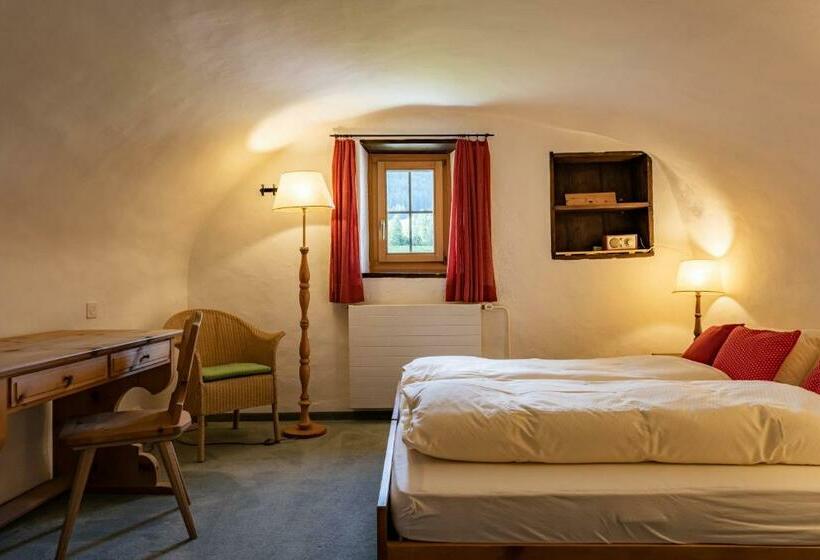 주니어 스위트, Chesa Pool