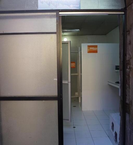 Quarto Triplo Estandar Banheiro Compartilhado, Pirwa Backpackers Colonial