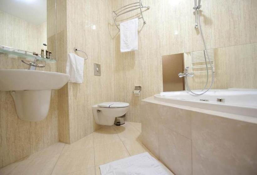 جناح جونيور, Deluxe Hotel Kupava
