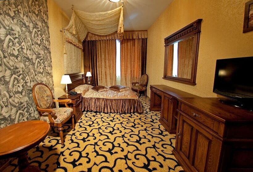 جناح جونيور, Deluxe Hotel Kupava