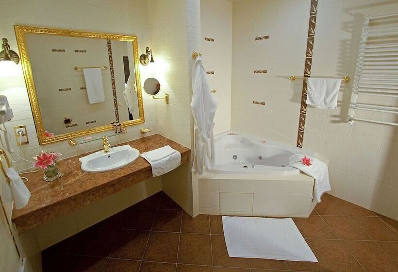 جناح, Deluxe Hotel Kupava