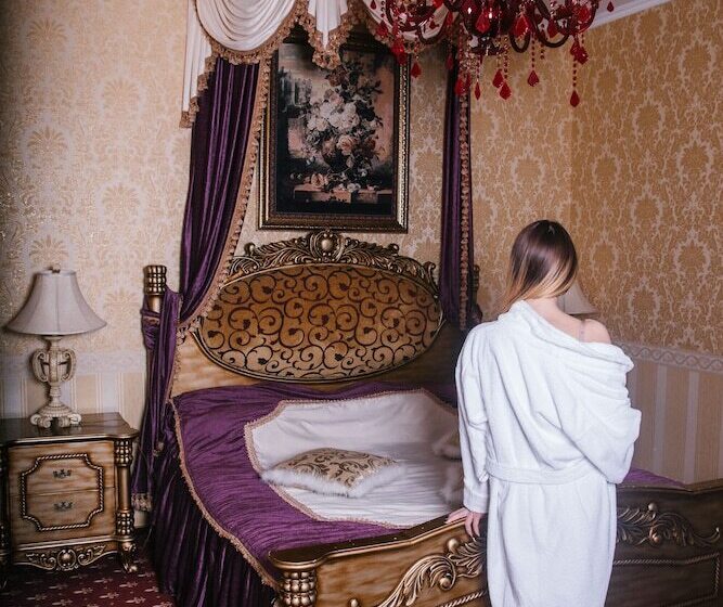 جناح, Deluxe Hotel Kupava