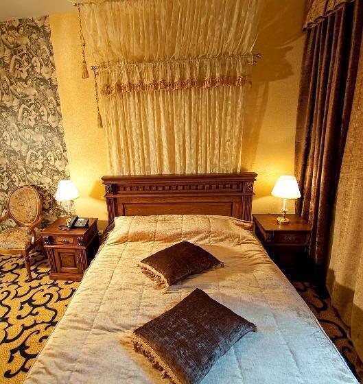 جناح جونيور, Deluxe Hotel Kupava