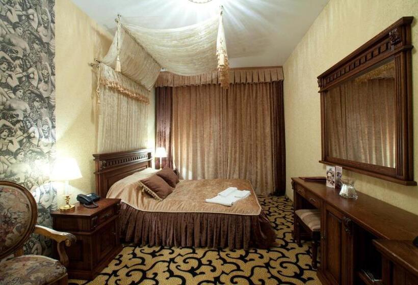 جناح جونيور, Deluxe Hotel Kupava