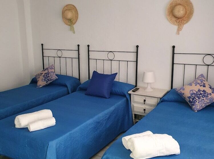 Номер Стандарт Трехместный, Hostal Alicia