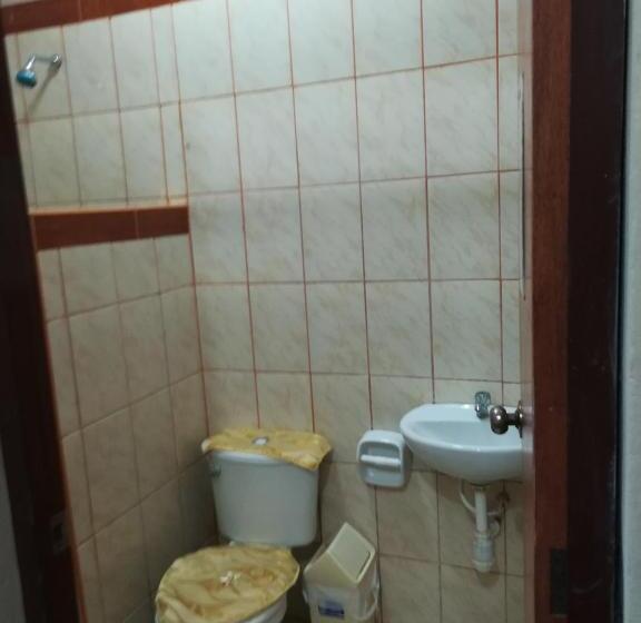 标准三人间, Hospedaje El Emperador