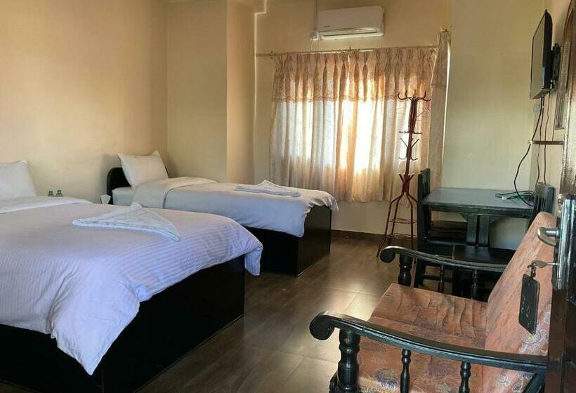 اتاق استاندارد سه نفره, Trekkers Lodge