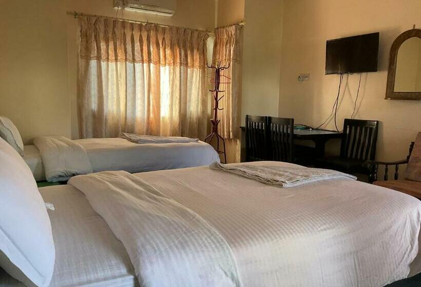 اتاق استاندارد سه نفره, Trekkers Lodge