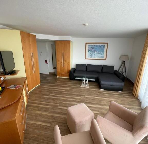 Suite with lake view, Nordseehotel Benser Hof Am Hafen