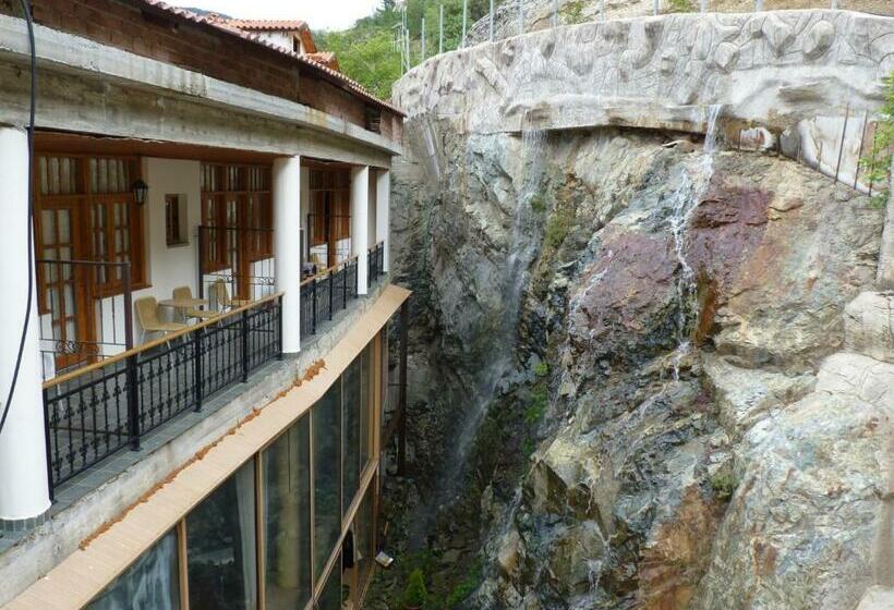 اتاق استاندارد چهارنفره با بالکن, Mountain Rose Hotel & Restaurant