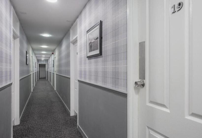 سوییت جونیور, Number 44 Hotel & Bar