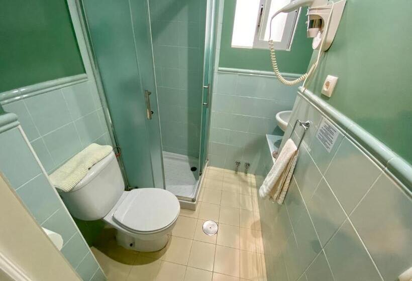 Quarto Familiar, Pensión España