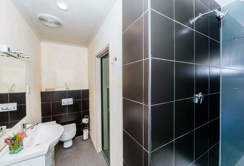 Президентский Люкс, Le Petit Chateau Guest House