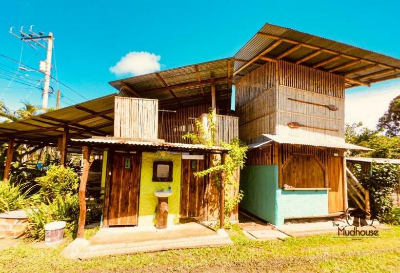 اتاق اکونومی, The Mudhouse Hostel Mompiche