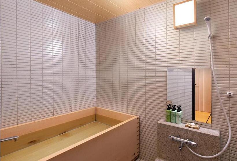 اتاق سوپریور با چشم‌انداز رودخانه, Yamanaka Onsen Kagari Kisshotei