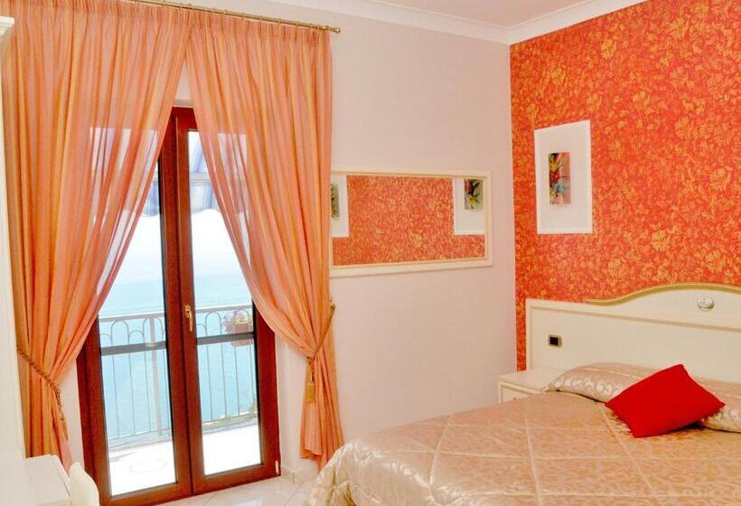 اتاق لوکس با بالکن و چشم‌انداز دریا, B&b Il Pavone