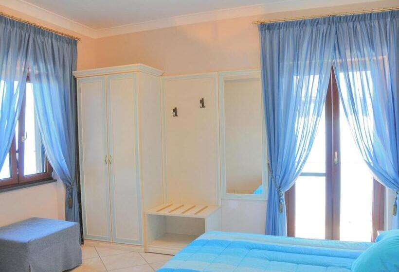 اتاق لوکس با بالکن و چشم‌انداز دریا, B&b Il Pavone