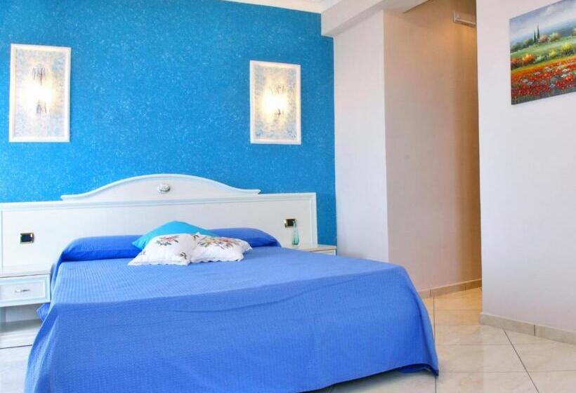 اتاق لوکس با بالکن و چشم‌انداز دریا, B&b Il Pavone
