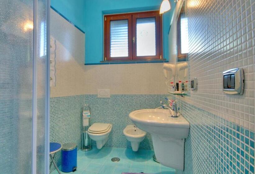 اتاق لوکس با بالکن و چشم‌انداز دریا, B&b Il Pavone