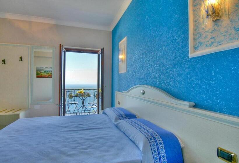 اتاق لوکس با بالکن و چشم‌انداز دریا, B&b Il Pavone