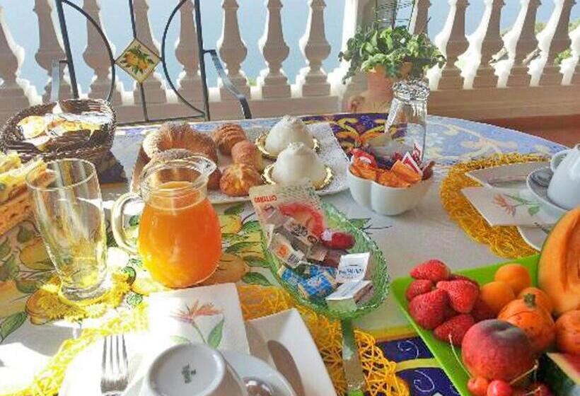 اتاق لوکس با بالکن و چشم‌انداز دریا, B&b Il Pavone