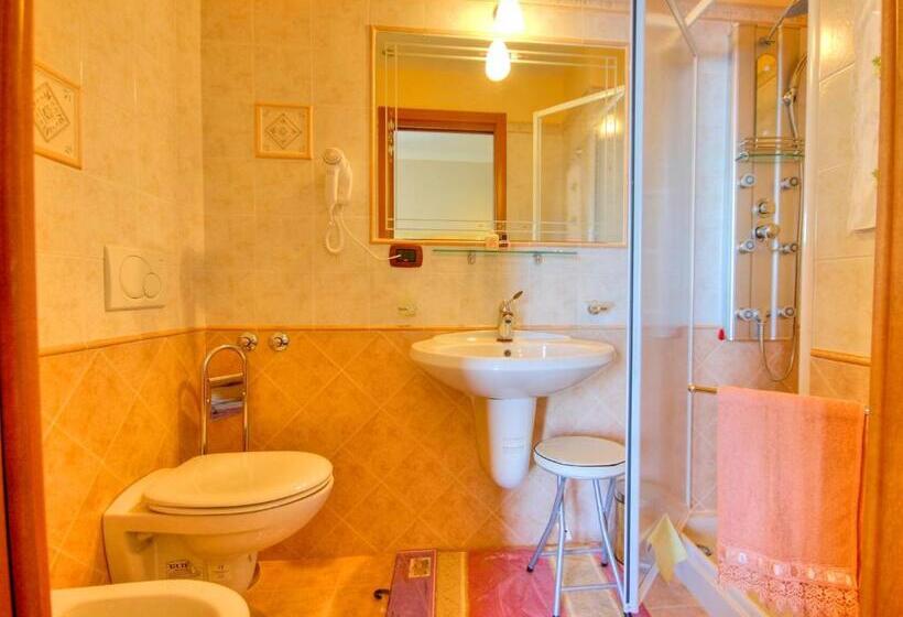 اتاق لوکس با بالکن و چشم‌انداز دریا, B&b Il Pavone