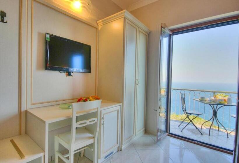 اتاق لوکس با بالکن و چشم‌انداز دریا, B&b Il Pavone