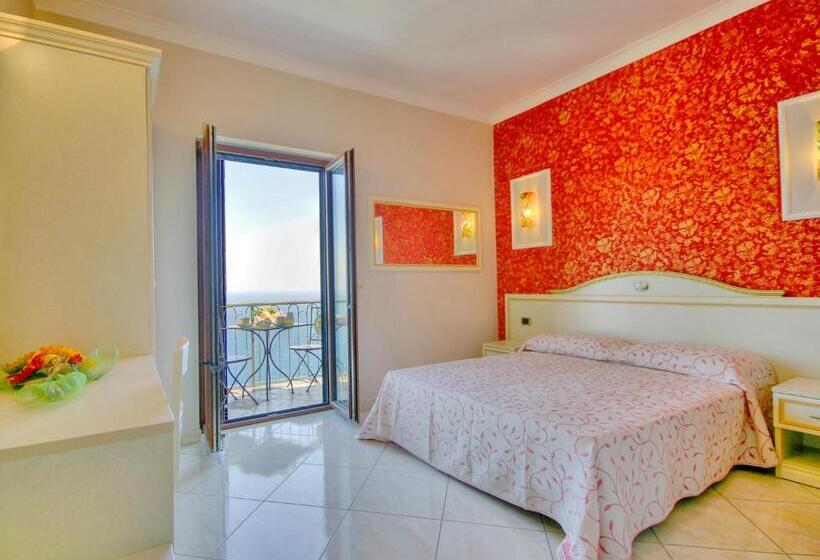 اتاق لوکس با بالکن و چشم‌انداز دریا, B&b Il Pavone