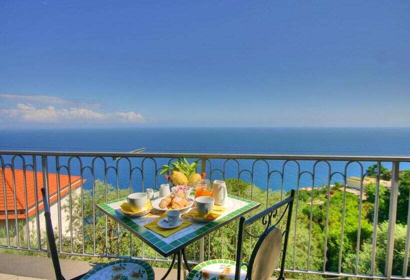 اتاق لوکس با بالکن و چشم‌انداز دریا, B&b Il Pavone
