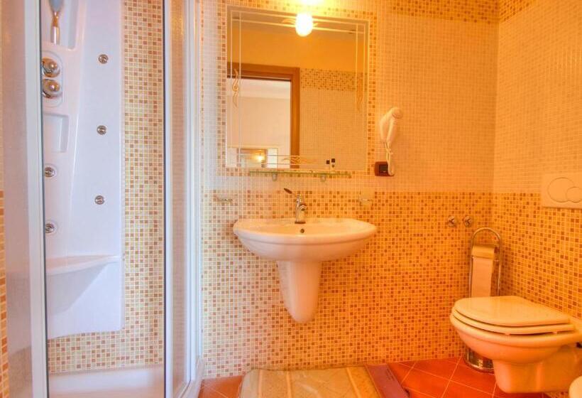 اتاق لوکس با بالکن و چشم‌انداز دریا, B&b Il Pavone